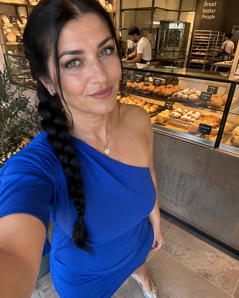 Lachende Frau mit Kaffee vor einem Date